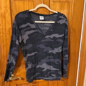 PINK Victoria's Secret Charcoal Camouflage V-Neck Top Size Xsmall